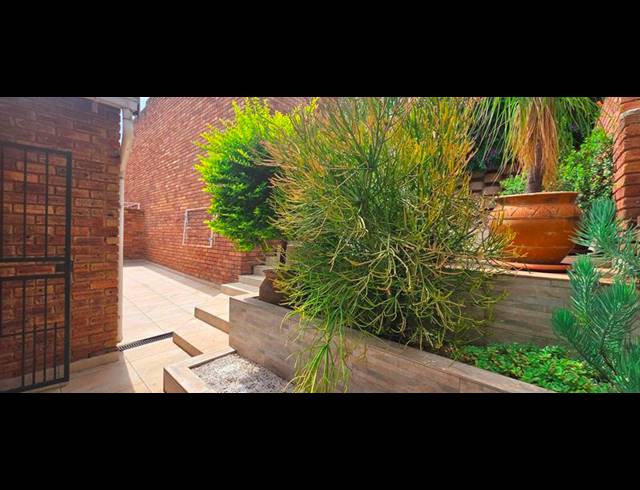 2 BEDROOM TOWNHOUSE FOR SALE IN HELDERKRUIN